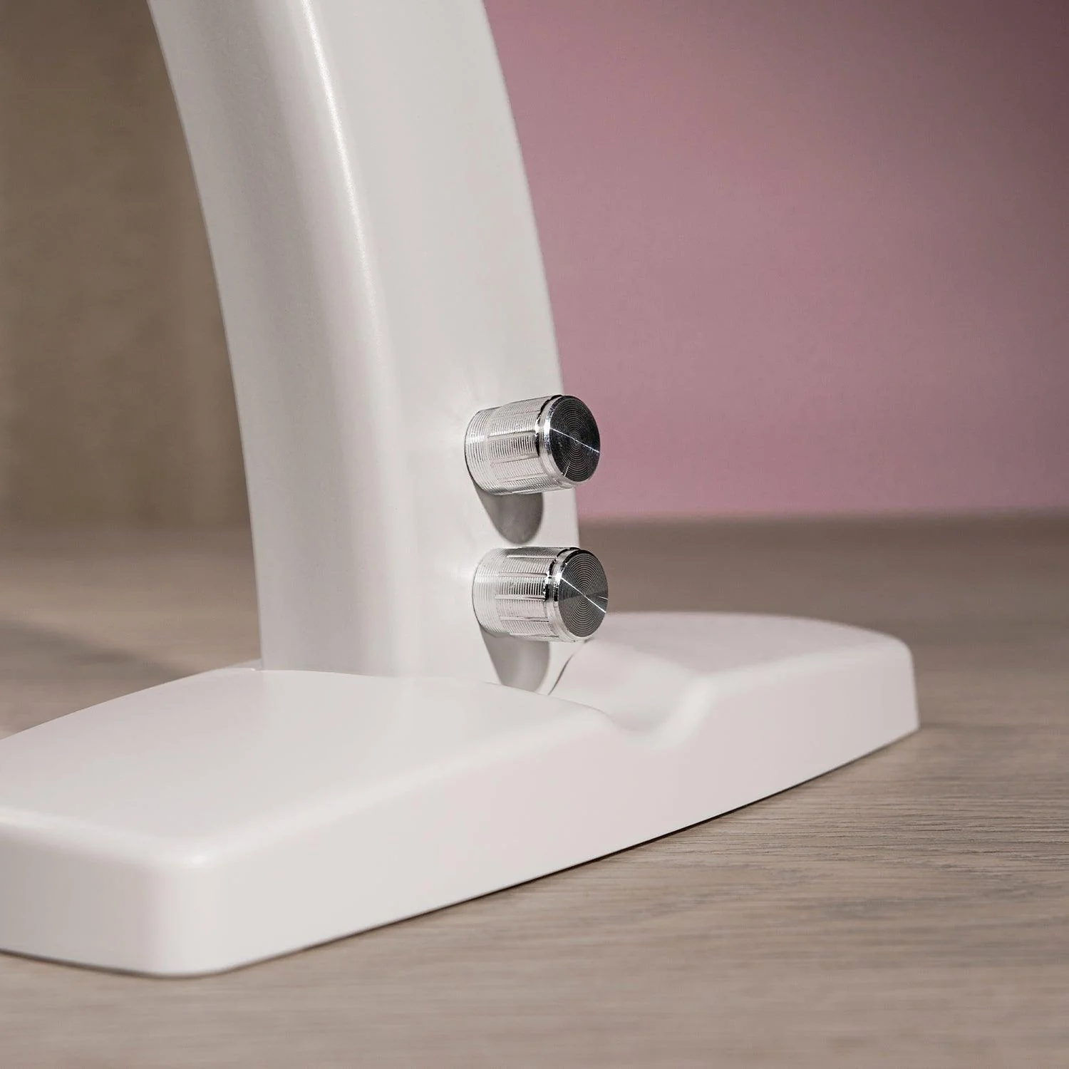 Lámpara de Mesa LED con Soporte para Móvil - Image 5