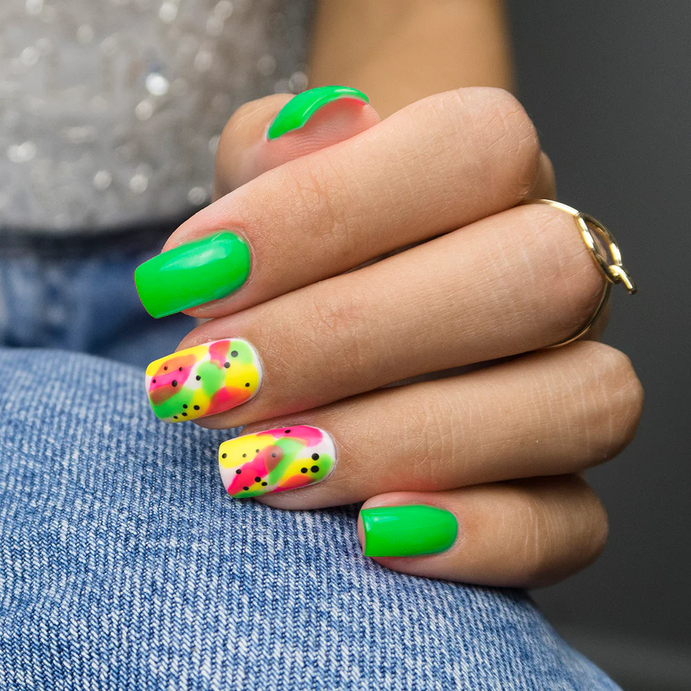 Esmalte semipermanente BRIGHT NEON GREEN #159 - Image 3