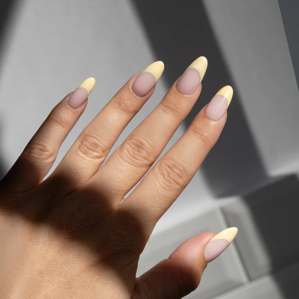 Esmalte semipermanente BUTTER YELLOW #196 - Image 3